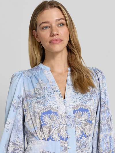 Frauenmodel trägt Maxikleid mit V-Ausschnitt und 3/4-Arm Modell 'Stellar Artist' von Neo Noir im Allover-Look, Nahaufnahme Oberkörper. Rückenlänge 131 cm, Brustweite 41 cm, Ärmellänge 49 cm.