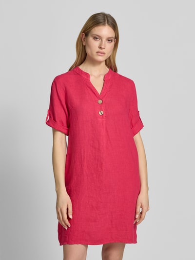 Frauenmodel trägt Tunikakleid aus Leinen mit V-Ausschnitt Modell 'Ki44ra' von ZABAIONE in kräftigem Pink mit Knopfleiste, gerader Schnitt, Aufschlag am Ärmel, Ganzkörperansicht von vorne, Rückenlänge 95 cm, Brustweite 50 cm, Ärmellänge 26 cm.