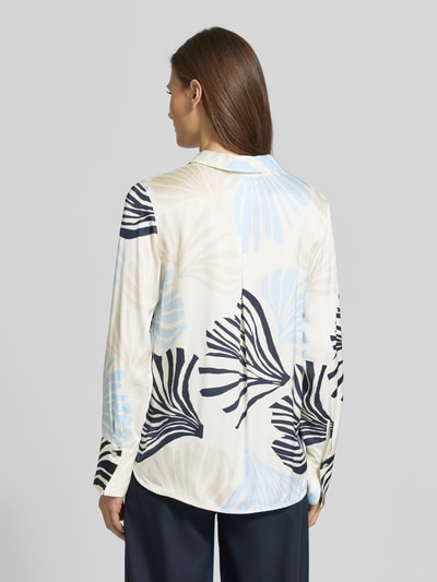 Vrouwenmodel draagt Regular Fit Overhemdblouse uit zuivere viscose met all-over motief, satijnlook van s.Oliver BLACK LABEL, meerkleurig, stolpplooi, knoopsluiting, lange mouwen met manchet, licht afgeronde rompzoom, rugaanzicht.