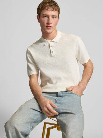 Männermodel trägt Regular Fit Poloshirt mit Strukturmuster Modell 'GEORGE' von Jack & Jones, Baumwoll-Mix, Knopfleiste, Nahaufnahme Oberkörper.