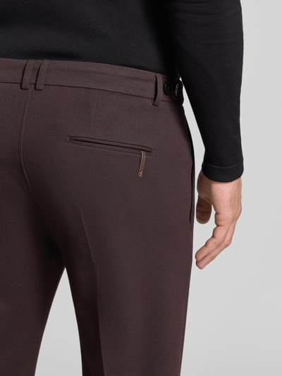 Männermodel trägt Straight Fit Hose mit Viskose-Mix Modell 'Salto' von CINQUE, Strukturmuster, Detailaufnahme Rückansicht.