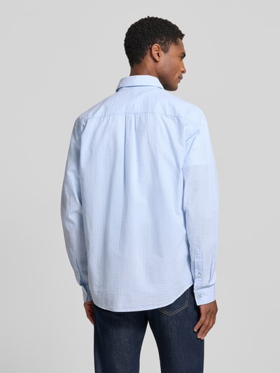 Männermodel trägt Regular Fit Freizeithemd mit Logo-Stitching von MCNEAL in Hellblau, Reine Baumwolle, Rückenlänge 69 cm, Ganzkörperansicht Rückansicht.