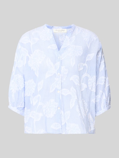 Produktfoto, Regular Fit Bluse mit V-Ausschnitt und 3/4-Arm van Christian Berg Woman van puur katoen met all-over look in lichtblauw en wit, ruglengte maat 36 54 cm, mouwlengte maat 36 35 cm
