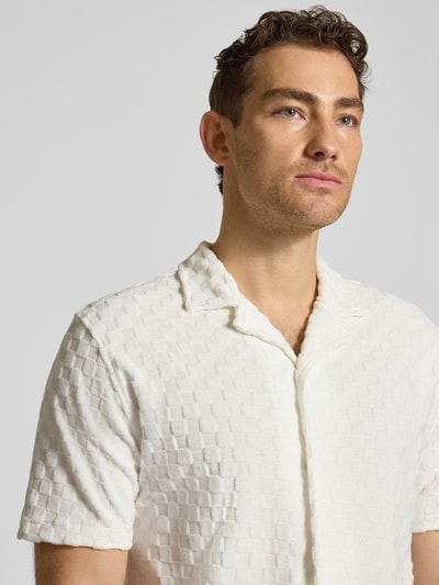Männermodel trägt Regular Fit Freizeithemd mit Reverskragen von Lindbergh, weiß, Baumwoll-Mix, Strukturmuster, Nahaufnahme Oberkörper.