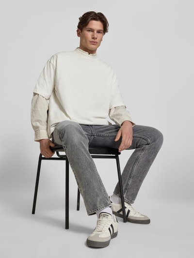 Mannenmodel draagt Regular Fit Jeans im 5-Pocket-design Modell 'Grover' van Replay, zuivere katoen, regular fit, knoop- en ritssluiting, lichtgrijs met subtiele structuur, productinformatie volgens context, volledige lichaamsweergave van voren.