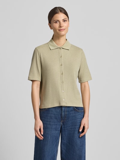 Frauenmodel trägt Regular Fit Poloshirt mit durchgehender Knopfleiste von OPUS, Viskose-Mix mit Stretch-Anteil, Modell 'Somelly', beige, Ganzkörperansicht von vorne. Rückenlänge bei Größe 36: 54 cm.
