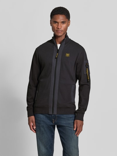 Männermodel trägt Sweatjacke mit Stehkragen und Reißverschluss von PME Legend im Strukturmuster, Regular Fit, schwarze Farbgebung, Ganzkörperansicht von vorne.
