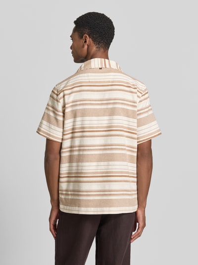 Männermodel trägt Regular Fit Freizeithemd mit Reverskragen Modell 'Carlo' von Zuitable im Allover-Look, Baumwoll-Mix, Ganzkörperansicht Rückansicht.
