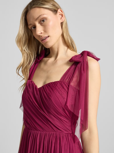 Kobiece modelka nosi Knielanges Cocktailkleid im Stufen-Look von LACE & BEADS, kolor ciemnoróżowy, mesh, drapowania, detal górnej części, szerokość w rozmiarze S: 40 cm, długość pleców w rozmiarze S: 104 cm, ujęcie zbliżeniowe górnej części ciała
