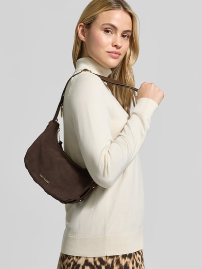 Vrouwenmodel draagt Shoulder Bag aus reinem Kalbsleder Modell 'Lifetime Sister' van Hey Marly in donkerbruin met goudkleurige details, Hoofdvak met ritssluiting, Afneembare schouderband, Breedte maat 1: 26 cm, Lengte maat 1: 18 cm, Diepte maat 1: 7 cm, Bandlengte maat 1: 86 cm, Ganzkörperaanzicht van voren.