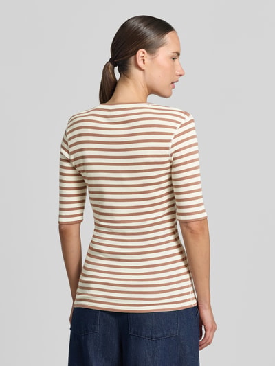 Frauenmodel trägt Skinny Fit T-Shirt mit Rundhalsausschnitt von Closed, beige-weiß gestreift, Baumwoll-Modal-Mix, Rückenansicht, Halbärmeliges-Design.