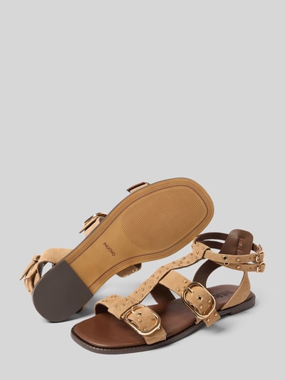 Produktfoto, Sandalen aus reinem Leder mit Nietenbesatz von INUOVO in Beige mit Nietenbesatz, glatter Sohle, abgerundeter Passform, Absatzhöhe 1 cm, Größe 40.