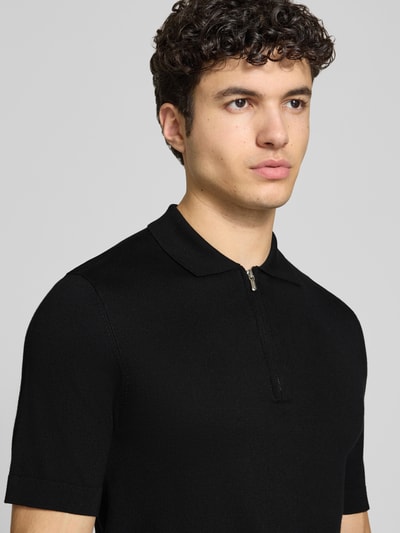 Männermodel trägt Regular Fit poloshirt aus viscosemix model 'WYLER' von Only & Sons, look: effen, labelpatch, fijngebreid, korte mouw, polokraag, ritssluiting, nahaufnahme bovenlichaam