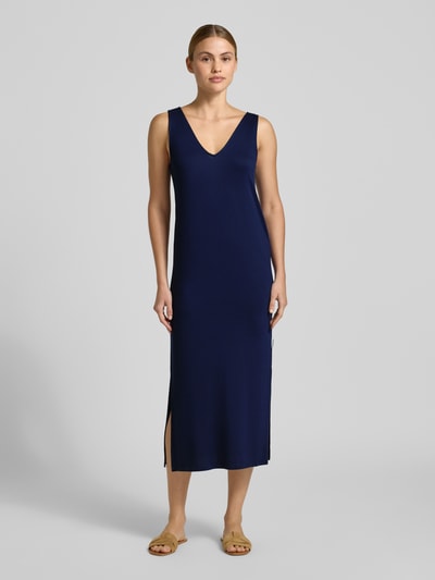 Frauenmodel trägt Slim Fit Freizeitkleid aus Viskose-Mix von Armedangels in Unifarbe Dunkelblau, Jersey-Textur, Ganzkörperansicht von vorne.