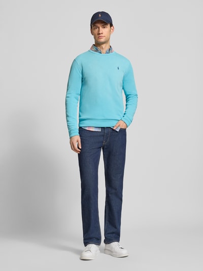 Männermodel trägt Regular Fit Sweatshirt aus Baumwoll-Mix von Polo Ralph Lauren in Uni-Optik mit Rundhalsausschnitt, Ganzkörperansicht von vorne.