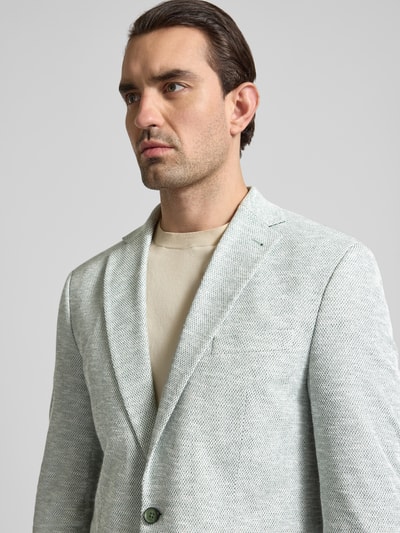Männermodel trägt Slim Fit 2-Knopf-Sakko mit Pattentaschen von MCNEAL, helle Farbe, Strukturmuster, Material-Mix, Nahaufnahme Oberkörper.