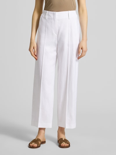 Frauenmodel trägt Wide Leg Hose aus Leinen-Mix von Windsor in Weiß mit Bügelfalten und elastischem Bund, Nahaufnahme Oberkörper.