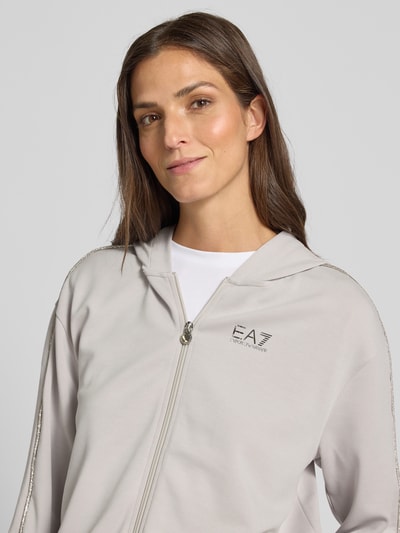 EA7 Emporio Armani Sweatjacke mit Label-Print und Reißverschluss Hellgrau 3