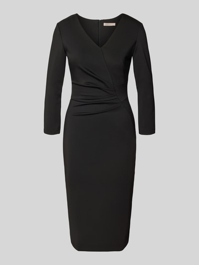 Produktfoto, Knielanges Cocktailkleid mit V-Ausschnitt von Rinascimento in Schwarz, enger Schnitt, Stretch-Anteil, Raffungen, glatte Textur.