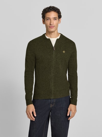 Männermodel trägt Regular Fit Strickjacke aus reiner Wolle mit Logo-Stickerei von MCNEAL, Olivgrün, gerippte Abschlüsse, Ganzkörperansicht von vorne