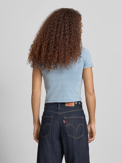 Frauenmodel trägt Cropped Damen T-Shirt aus Baumwoll-Elasthan-Mix Modell 'BABY BAKER TEE' von Guess Jeans, Rückenlänge bei Größe S: 42 cm, Rückenansicht.