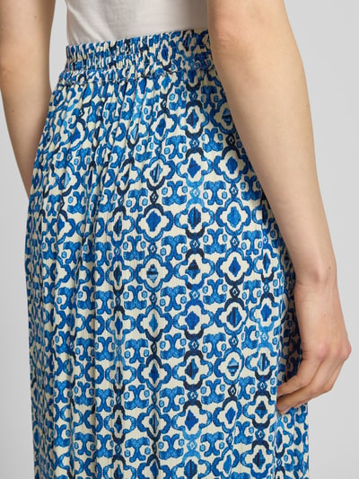 Vrouwenmodel draagt midirok uit zuiver viscose in all-over look model 'MARRAKECH' van ICHI, recht model, detailopname heup.