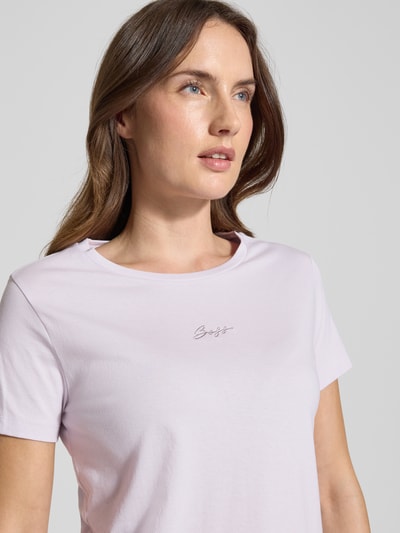 Frauenmodel trägt Regular Fit T-Shirt aus reiner Baumwolle Modell 'C_ELOVE_EMBRO' von BOSS Orange in zartem Fliederton, Label Stitching, Rundhals, kurzarm, Nahaufnahme Oberkörper.