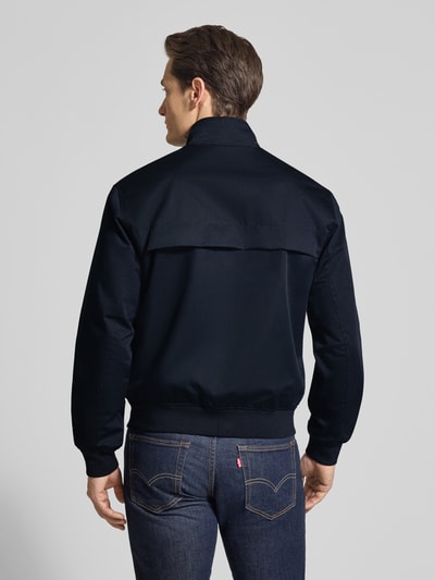 Männermodel trägt Regular Fit Bomberjacke mit Baumwoll-Anteil Modell 'HARRINGTON' von Lacoste, Optik: Unifarben, Rückenansicht