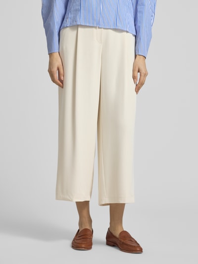 Frauenmodel trägt Stoffhose mit elastischem Bund von Jake*s Collection, weites Bein, beige Farbe, Material-Mix, Nahaufnahme Unterkörper.