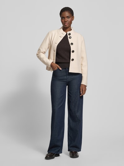Vrouwenmodel draagt Regular Fit Blazer uit mix van viscose en wol van Betty Barclay, beige kleur, steekzakken, knoopsluiting, opstaande kraag, ganzekörperaanzicht van voren. Ruglengte maat 36: 53 cm, borstwijdte: 50 cm, mouwlengte: 61 cm.