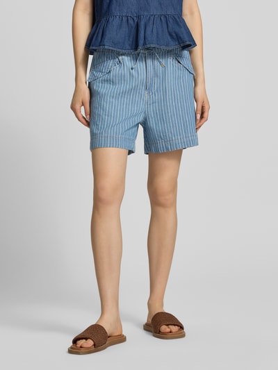Frauenmodel trägt Jeansshorts aus reiner Baumwolle Modell 'MW' von Pepe Jeans in heller Denim-Optik mit Label-Patch und 5-Pocket-Design, Ganzkörperansicht von vorne.