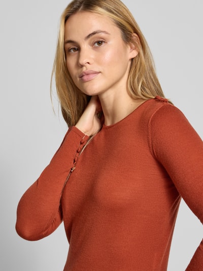 Frauenmodel trägt Regular Fit Strickpullover mit Knopf-Details von Marella, rostrot, Baumwoll-Mix, Rundhalsausschnitt, Nahaufnahme Oberkörper.
