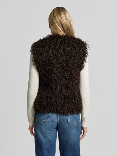 Frauenmodel trägt Regular Fit Weste aus Kunstfell von MICHAEL Michael Kors in Dunkelbraun, Struktur lockig, Ganzkörperansicht Rückansicht. Damen Weste, Rundhalsausschnitt, ärmellos, Rückenlänge 56 cm, Schulterbreite 37 cm, Brustweite 32 cm.