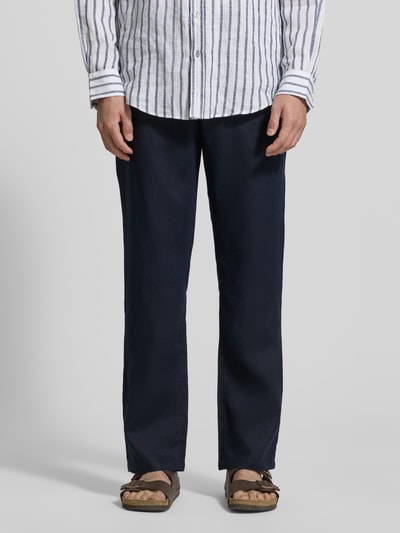 Männermodel trägt Regular Fit Leinenhose mit elastischem Bund von Gant in Dunkelblau, Reines Leinen, Ganzkörperansicht von vorne. Bundweite 44 cm, Innenbeinlänge 80 cm, Schnürung.