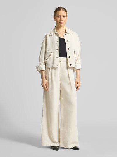 Vrouwenmodel draagt Loose Fit Hemdjacke aus Viskose-Leinen-Mix van Marc O'Polo, effen kleur, platte kraag, twill, lange mouw, cropped, elastische rompzoom, klepzakken, knoopsluiting, mix van viscose en linnen, ganzekörperaanzicht van voren.