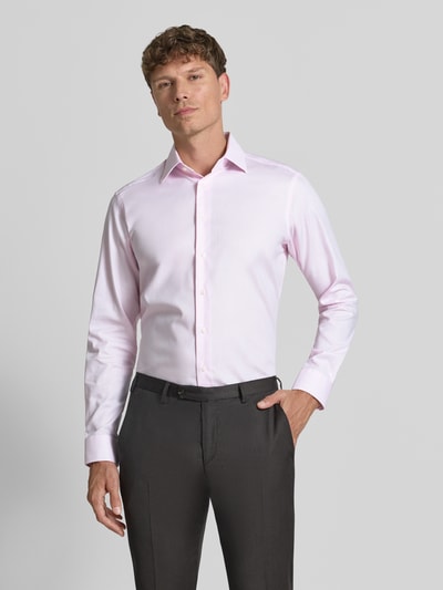 Männermodel trägt Regular Fit Business-Hemd mit Kentkragen van Christian Berg Men in lichtroze, puur katoen, met lange mouwen, knoopsluiting, ruglengte 78 cm, schouderbreedte 45 cm, mouwlengte 65 cm, geheel van voren Ganzkörperansicht von vorne.