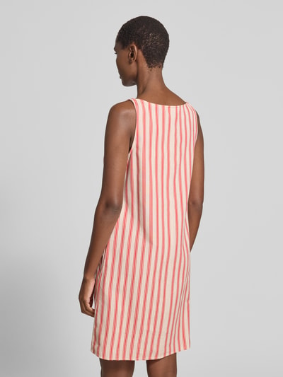 Frauenmodel trägt Minikleid aus Viskose-Mix mit Leinen-Anteil von Vila, Modell 'PRISILLA', gestreiftes Design in Rot und Natur, Straight Fit, U-Boot-Ausschnitt, mit seitlichen Eingrifftaschen, Rückenlänge 90 cm, Brustweite 46 cm, Ganzkörperansicht Rückansicht.