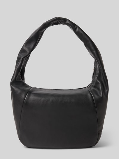 Produktfoto, schwarze Hobo Bag mit Label-Detail Modell 'FARRAH' von LIEBESKIND BERLIN, glatte Textur, sichtbarer Reißverschluss, Maße 40x26x20 cm, Tragehenkel, Innenfach mit Reißverschluss, Schulterriemenlänge 68 cm.