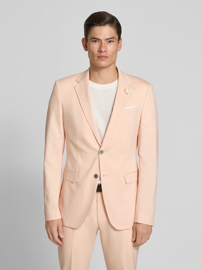 Męski model nosi Slim Fit 2-Knopf-Sakko aus Viskose-Woll-Mix von JOOP! Collection, jasny beż, guziki, krój slim fit, Ganzkörperansicht von vorne, kontekst: model 'Wedding Herby', kołnierz z klapami, kieszeń na piersi, kieszenie z patką, długość pleców w rozmiarze 98: 76 cm, szerokość w rozmiarze 98: 47 cm, długość rękawa w rozmiarze 98: 71 cm.