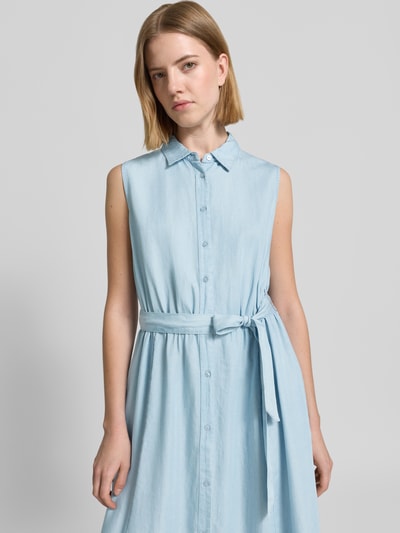 Frauenmodel trägt Soyaconcept Hemdblusenkleid mit Bindegürtel Modell 'LIV' aus reiner Baumwolle, taillierter Schnitt, Midikleid, hellblaue Farbe, strukturierte Oberfläche, Knopfleiste und Hemdblusenkragen, Nahaufnahme Oberkörper.