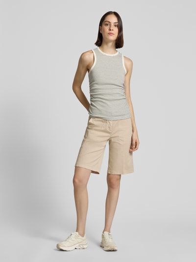 Frauenmodel trägt Regular Fit Bermudas aus Baumwoll-Mix Modell 'STELLA' von Cambio, Optik: Unifarben, Label-Patch, Gürtelschlaufen, Ganzkörperansicht von vorne.