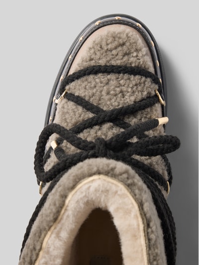 Produktfoto, Boots mit Kontrastbesatz Modell 'Curly Rock' von INUIKII in Grau und Schwarz, Schnür-Detail, strukturierte Oberfläche, abgerundete Passform, Markenprodukt, leicht profilierte Sohle, Absatzhöhe 3 cm, Schafthöhe 15 cm, Schaftweite 15 cm