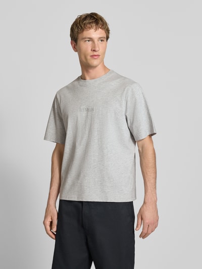 Männermodel trägt T-Shirt mit Rundhalsausschnitt und Logo-Stitching von REVIEW in Hellgrau, gerade Passform, reine Baumwolle, Nahaufnahme Oberkörper.
