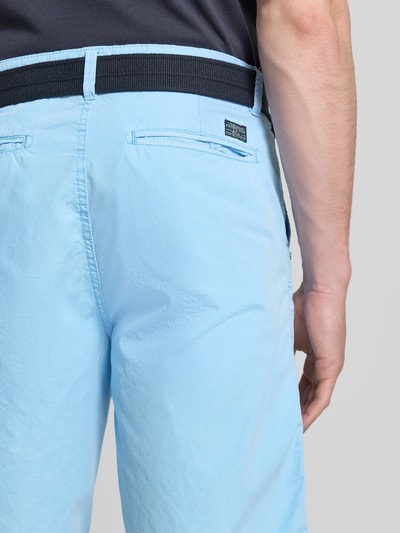 Männermodel trägt Regular Fit Chino Shorts mit Gürtel und Eingrifftaschen von Petrol in Hellblau, Baumwolle, Detailaufnahme Rückansicht.