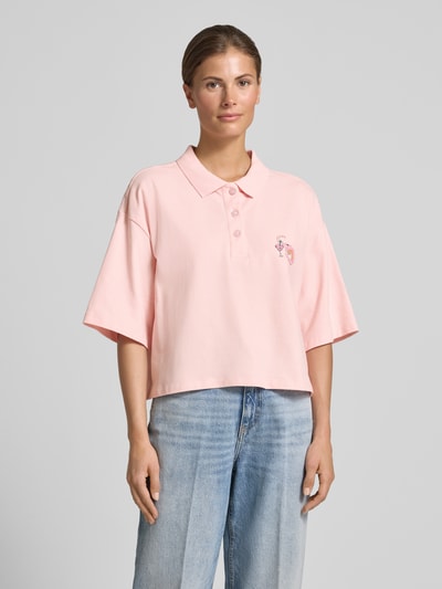 Frauenmodel trägt Cropped Poloshirt mit Ziersteinbesatz von Smith and Soul in Rosa aus elastischem Baumwoll-Mix, Halbarm, Ganzkörperansicht von vorne.