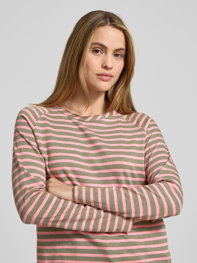 Modelka kobieca nosi Longsleeve mit Rundhalsausschnitt od Smith and Soul, różowo-zielone paski, bawełna organiczna, ujęcie z przodu, zbliżenie na górną część ciała.