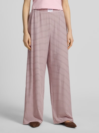 Frauenmodel trägt Wide Leg Sweatpants aus Lyocell-Mix Modell 'ANNI' von VILLA SOPHIE, Optik:Allover-Muster, Jersey, Ganzkörperansicht von vorne.