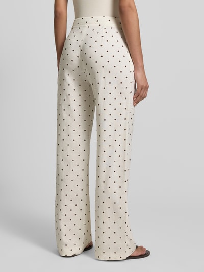 Frauenmodel trägt Stoffhose mit Schleifen-Detail von Jake*s Casual in Beige mit braunen Punkten, lockerer Schnitt, Ganzkörperansicht Rückansicht.