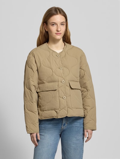 Frauenmodel trägt Steppjacke mit Knopfleiste Modell 'HOPE' von JJXX in Beige, strukturierte Oberfläche, runde Pattentaschen, Ganzkörperansicht von vorne. Gerade Passform, Rundhalsausschnitt, Brustweite 51 cm, Rückenlänge 56 cm, Schulterbreite 45 cm, Ärmellänge 56 cm.