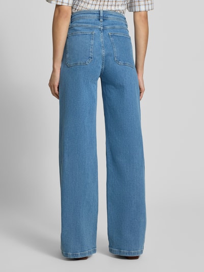 Frauenmodel trägt Wide & Loose Fit Jeans aus mieszanka bawełny od Jake*s Casual w jasnoniebieskim kolorze, tekstura gładka, Ganzkörperansicht Rückansicht.